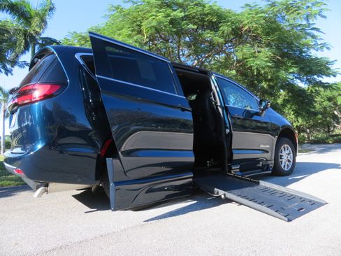 Used 2025 Chrysler Pacifica Select image 4