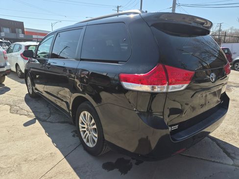 Used 2011 Toyota Sienna XLE image 3
