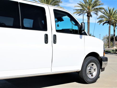 Used 2019 Chevrolet Express 3500 LT image 4