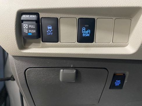 Used 2017 Toyota Sienna XLE Minivan FWD image 18