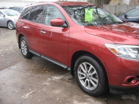 Used 2014 Nissan Pathfinder SV image 2