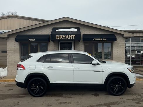 Used 2022 Volkswagen Atlas SE w/ Technology Package image 3