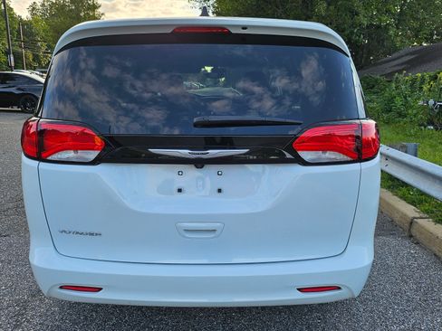 Used 2024 Chrysler Voyager LX image 5