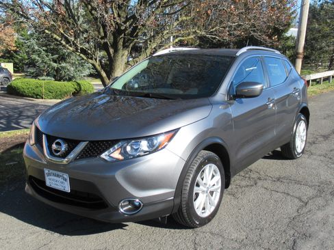 Used 2017 Nissan Rogue Sport SV image 2