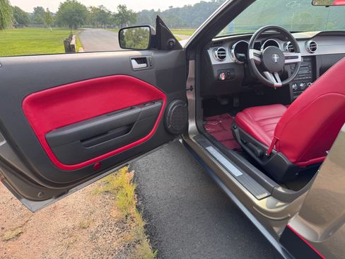 Used 2005 Ford Mustang Premium image 2