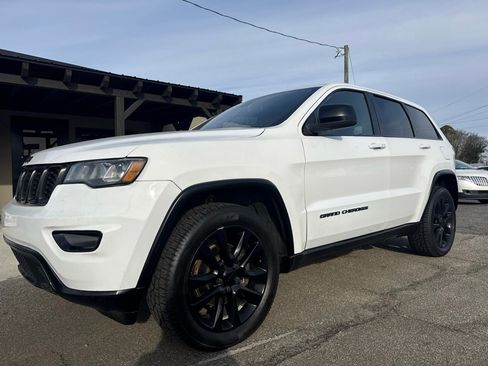 Used 2019 Jeep Grand Cherokee Laredo image 1
