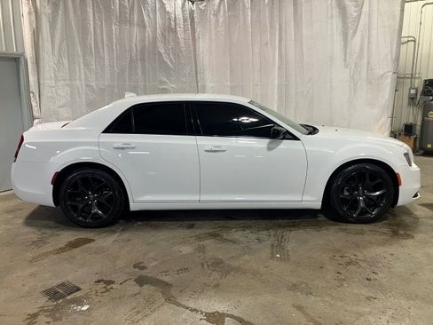 Used 2021 Chrysler 300 Touring image 28