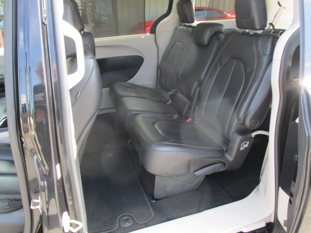 Used 2018 Chrysler Pacifica Touring-L FWD image 18