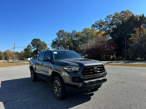 Used 2020 Toyota Tacoma SR image 1