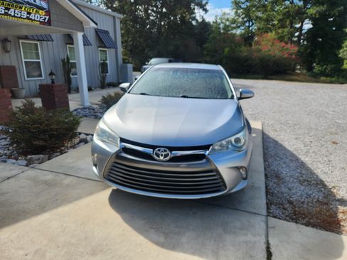 Used 2017 Toyota Camry LE Sedan 4D FWD image 3