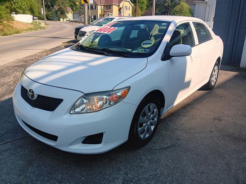 Used 2010 Toyota Corolla LE image 1