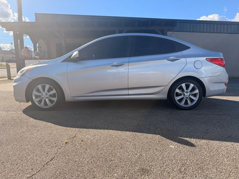 Used 2013 Hyundai Accent GLS image 3