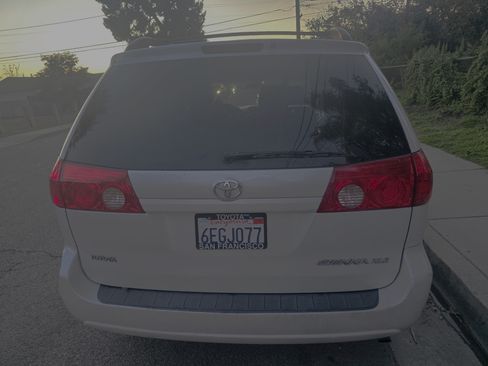 Used 2008 Toyota Sienna XLE image 3