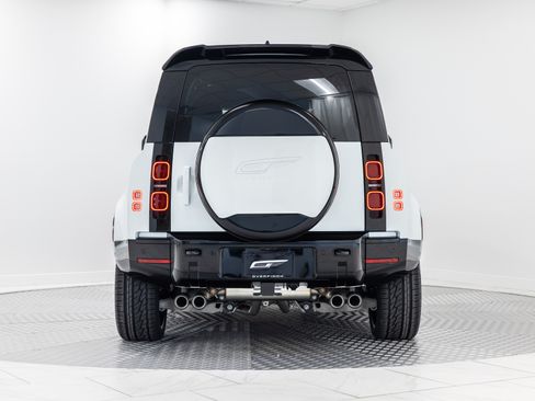 Used 2025 Land Rover Defender 110 X-Dynamic SE image 4