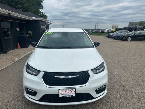 Used 2024 Chrysler Pacifica Touring-L FWD image 3