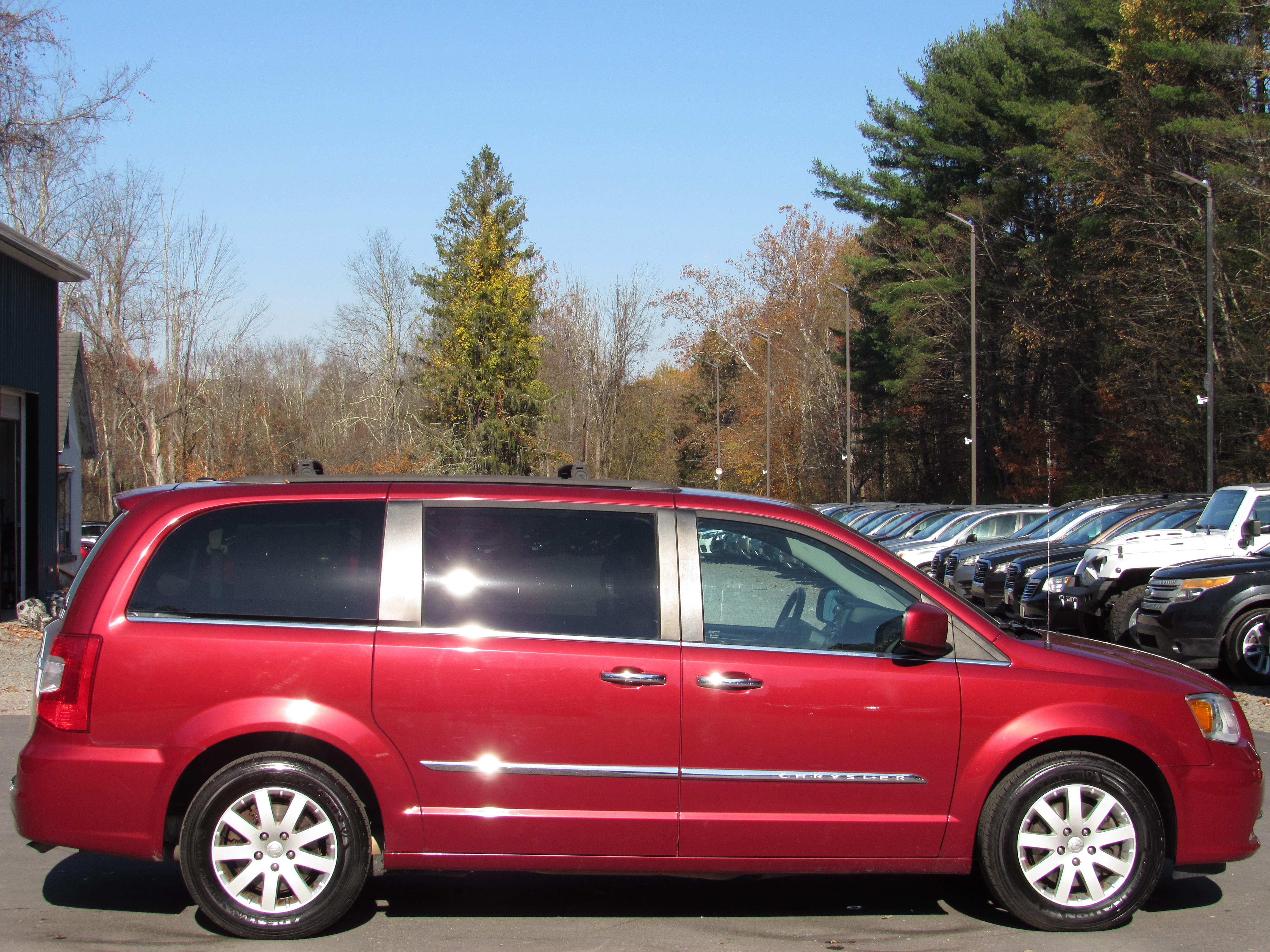 Used 2015 Chrysler Town & Country Touring FWD image 11
