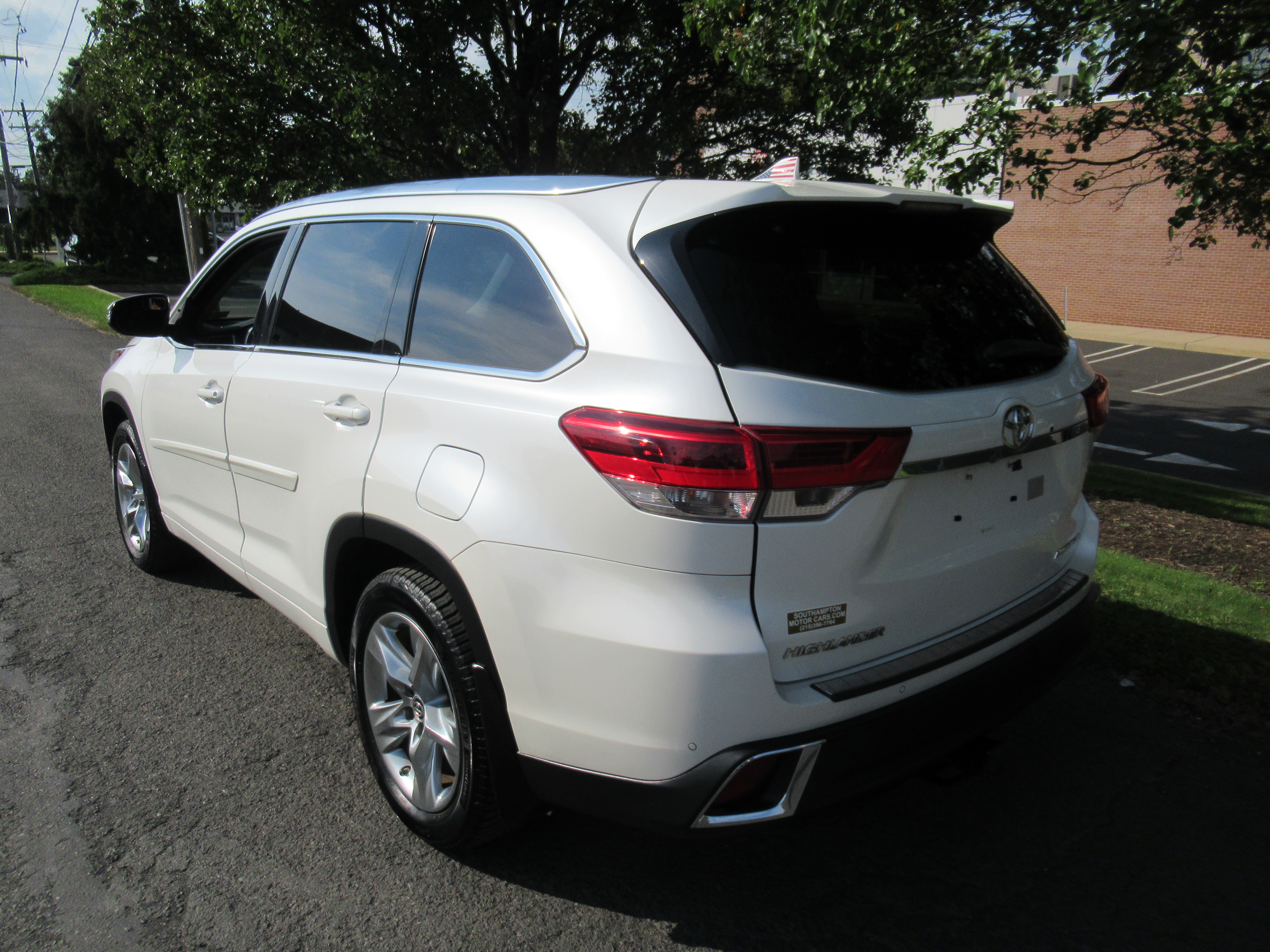 Used 2017 Toyota Highlander AWD V6 image 7