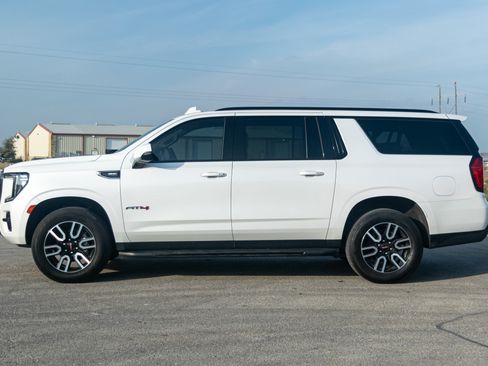 Used 2022 GMC Yukon XL AT4 image 2