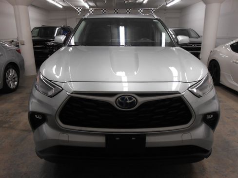 Used 2022 Toyota Highlander XLE image 3