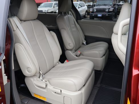Used 2013 Toyota Sienna XLE image 15