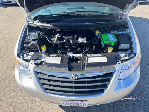 Used 2005 Chrysler Town & Country Touring image 21