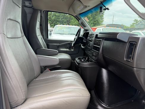Used 2022 GMC Savana 2500 RWD image 15