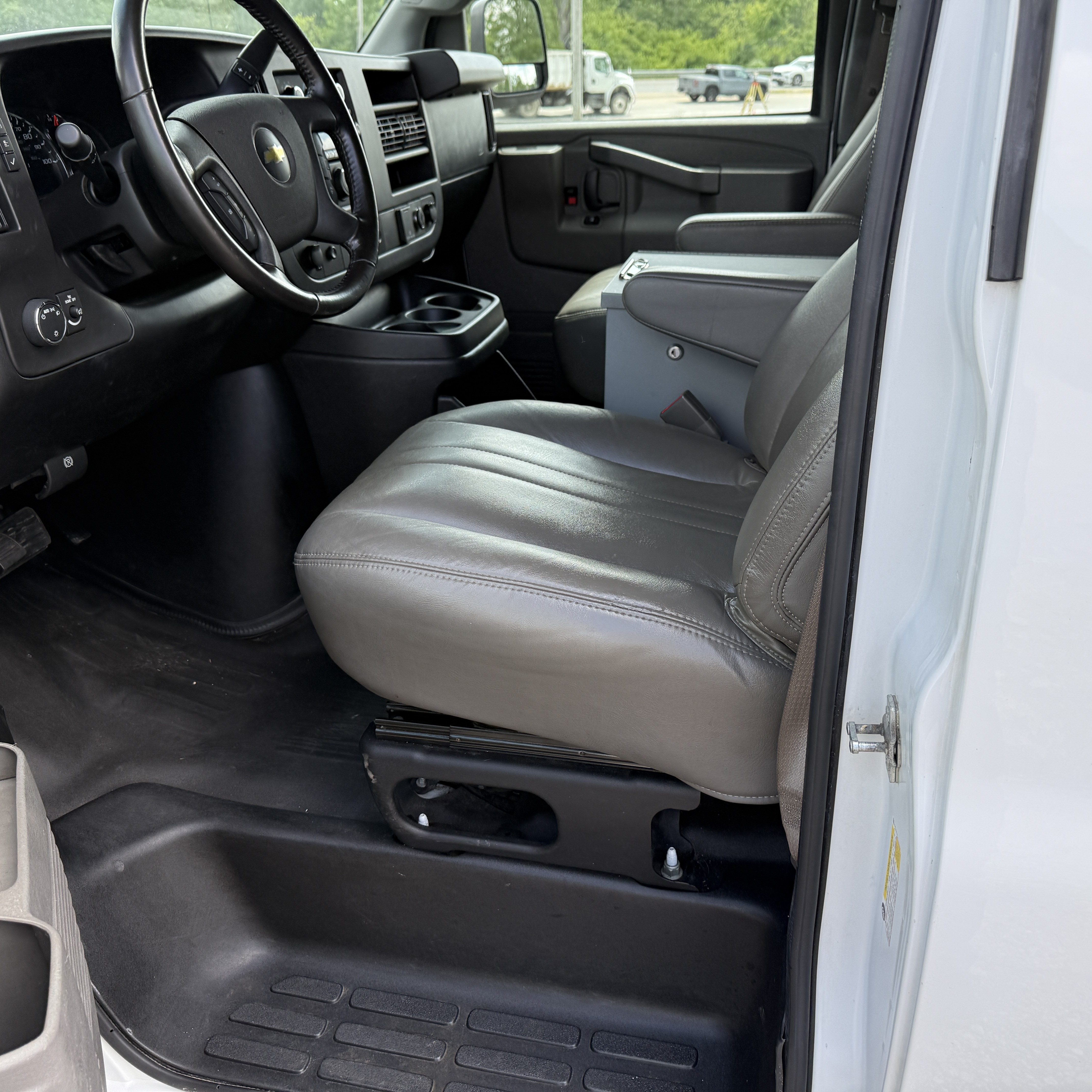 Used 2020 Chevrolet Express 3500 UNAVAIL RWD image 14