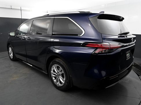 Used 2022 Toyota Sienna Limited image 5