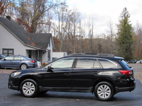 Used 2017 Subaru Outback 2.5i Premium image 6