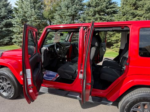 Used 2012 Jeep Wrangler Unlimited Sahara image 8