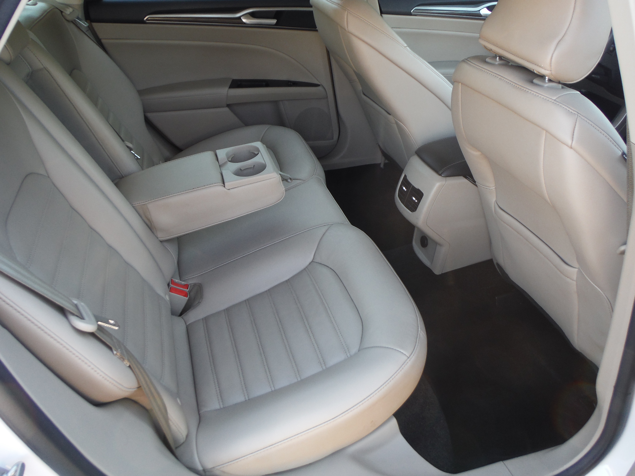 Used 2017 Ford Fusion SE FWD image 12