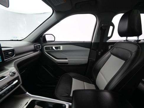 Used 2022 Ford Explorer XLT image 29