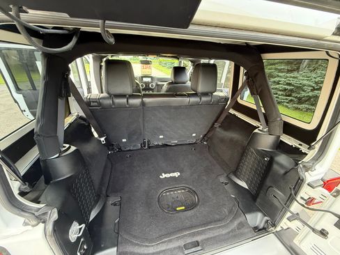 Used 2017 Jeep Wrangler 4WD Unlimited Sahara image 9