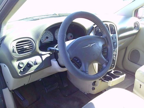 Used 2007 Chrysler Town & Country Touring image 6