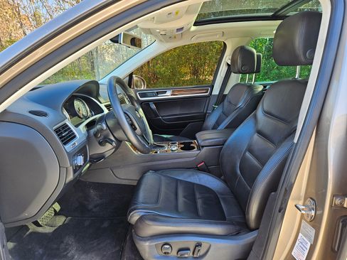 Used 2015 Volkswagen Touareg VR6 image 7
