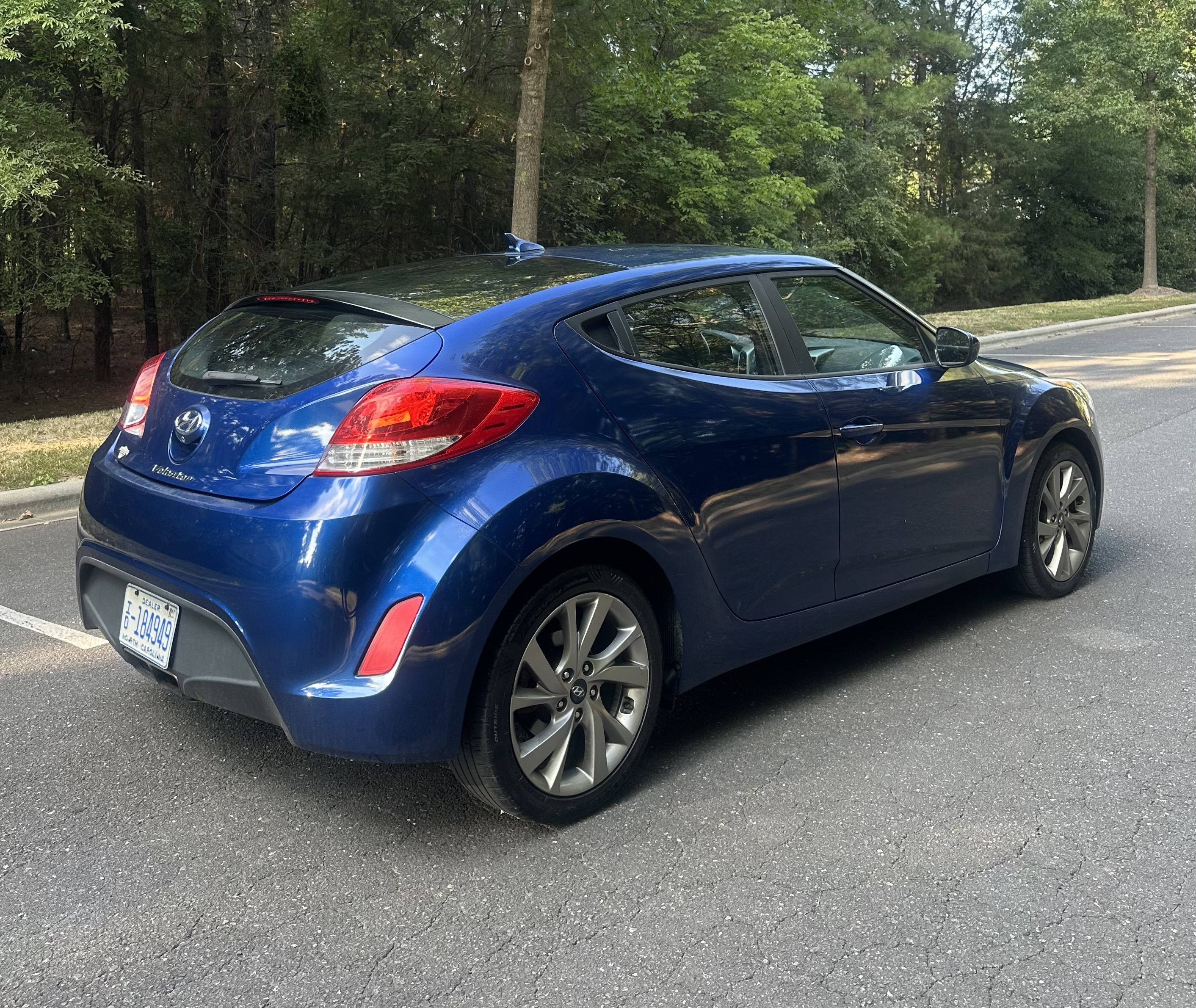 Used 2017 Hyundai Veloster FWD image 8