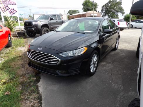 Used 2019 Ford Fusion SE FWD image 1
