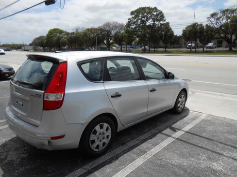 Used 2010 Hyundai Elantra Touring GLS FWD image 6
