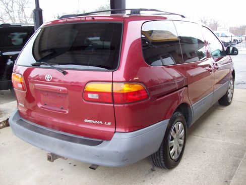 Used 2000 Toyota Sienna LE image 4