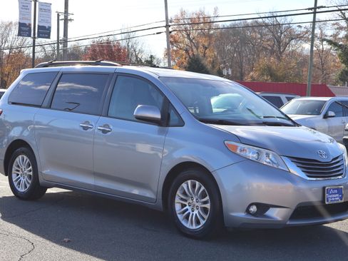 Used 2016 Toyota Sienna XLE Premium image 9