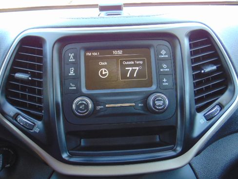 Used 2018 Jeep Cherokee Latitude image 15