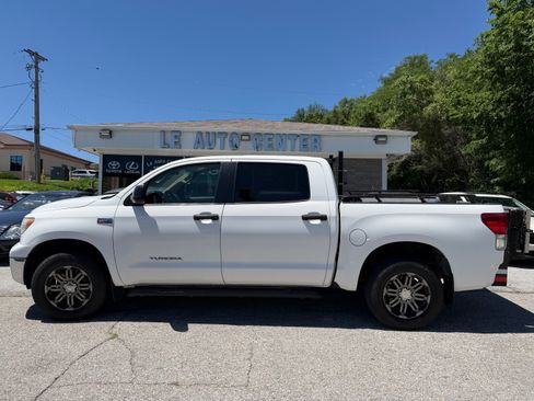 Used 2011 Toyota Tundra 4x4 CrewMax image 2