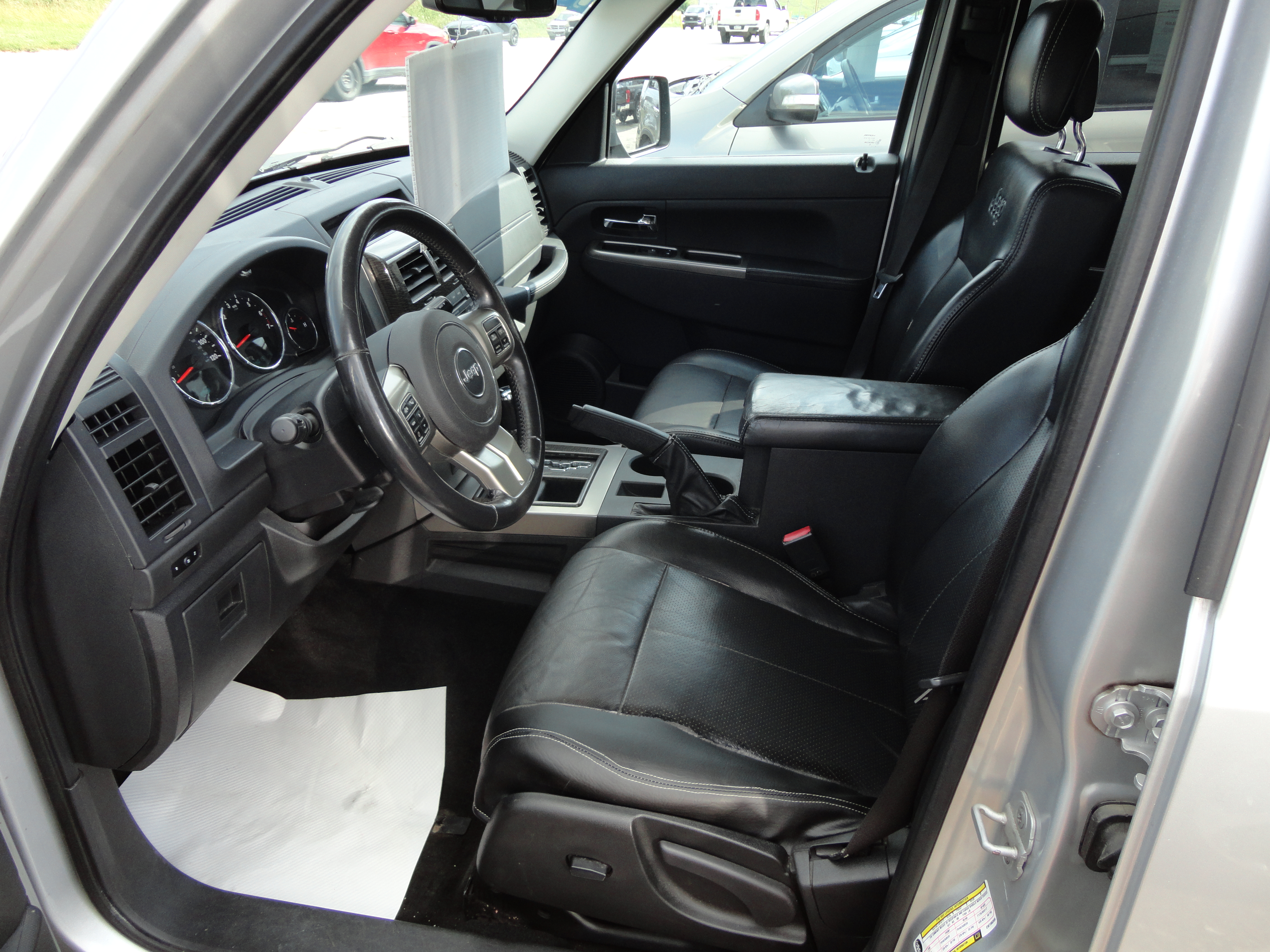 Used 2012 Jeep Liberty 4WD Limited Jet image 7