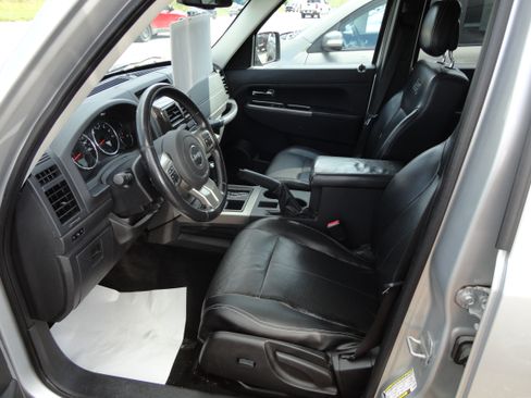 Used 2012 Jeep Liberty 4WD Limited Jet image 7