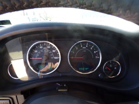 Used 2016 Jeep Wrangler Unlimited Rubicon image 9