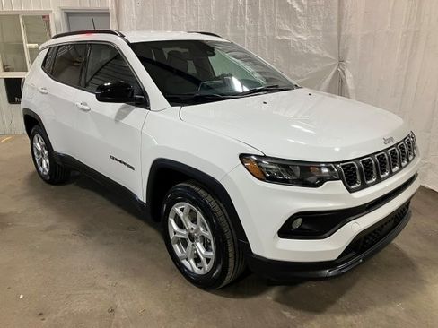 Used 2025 Jeep Compass Latitude image 28