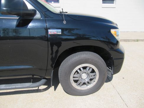 Used 2010 Toyota Tundra 4x4 CrewMax image 9