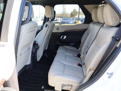 Used 2018 Land Rover Discovery HSE image 14