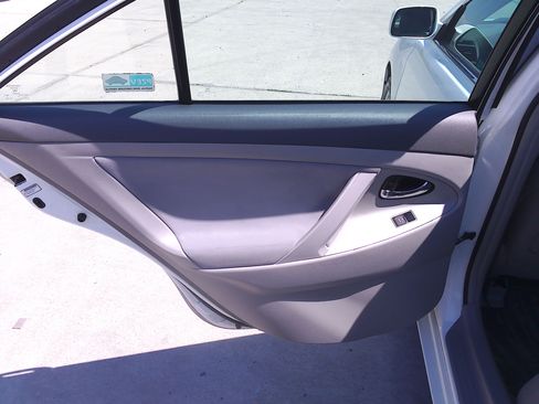 Used 2011 Toyota Camry LE image 10