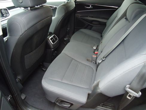 Used 2019 Kia Sorento LX image 11